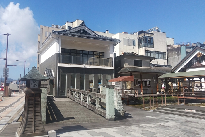 北ノ庄城跡の柴田勝家とお市の方の像